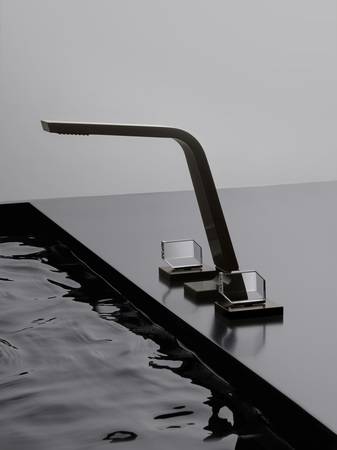 Einen spannungsvollen Kontrast zur transparenten Optik bildet die neue dunkle Oberflächenvariante Dark Platinum matt.