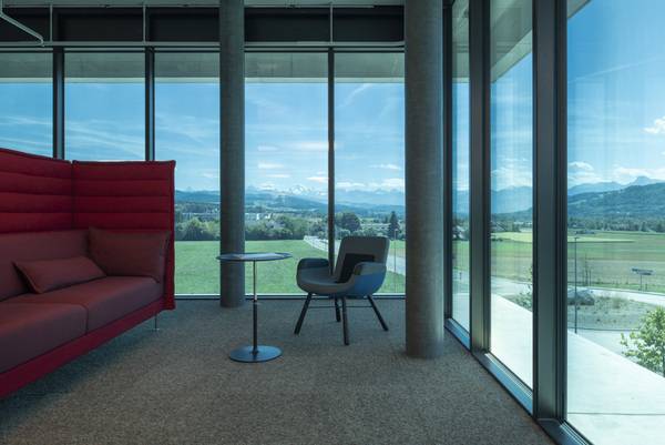 SageGlass Climatop Classic, hier ausgeführt als Dreifach-Isolierverglasung, gibt eindrucksvolle Blicke auf das mittlere Aaretal, die mächtigen Berner Alpen und über die umliegenden Felder frei. 