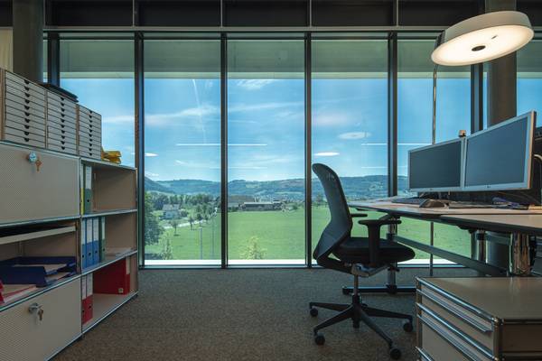 Das intelligente Glas ermöglicht es, Sonnenlicht, Hitze und Blendung bei konstanter Transparenz manuell oder automatisiert zu regulieren. 