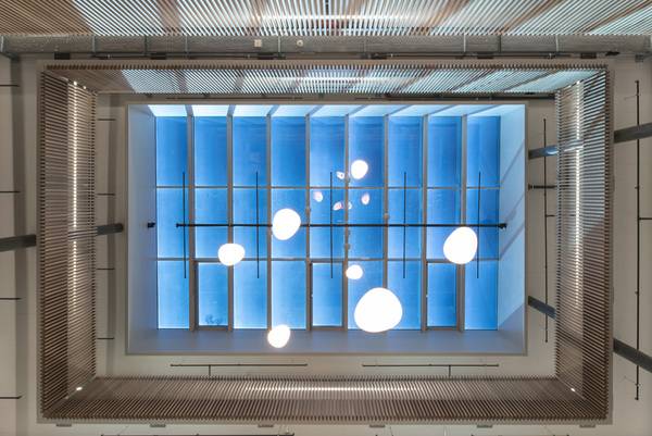 Das 70 Quadratmeter große  Oberlicht im zentralen Atrium leitet natürliches Licht in den Gebäudekern. So wird auch das Sockelgeschoss mit Sonnenlicht erfüllt.