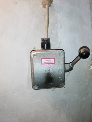 Diesen Heizungsnotschalter im Vintage-Design fand M. Remfert - herzlichen Dank!