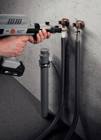 Die neue Raxofix-Nennweite DN 10 ist an der weißen Farbe des Rohrmantels erkennbar. Für die Verarbeitung kann das gleiche Presswerkzeug eingesetzt werden wie für die Nennweite 16mm. 