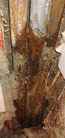 ... Für jeden, der das nicht auf den ersten Blick erkennen kann: Links die Leitung ist tot, in der Mitte ist eine Wasserleitung und rechts Gas.