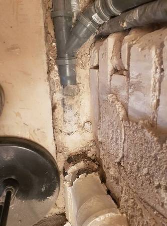 Mit Silikon auf das Loro X-Rohr. Tja, wie heißt es im Sprichwort: Nachbarn kann man sich aussuchen, Verwandte nicht.