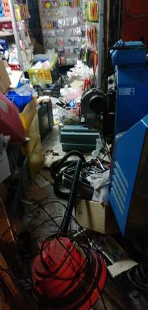 Wartung beim Angler: R. Petsch (Herzlichen Dank!) musste hier wirklich aufpassen, nicht an irgendeinem Haken aufgespießt zu werden. Ging zum Glück gut aus.