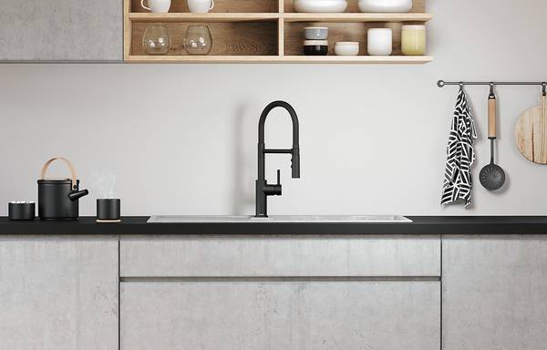 Vor allem Silgranit-Spülen in Weiß oder Beton-Style passen hervorragend zur vollflächig schwarzen Catris-S Flexo.