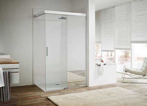 Bei der ungewöhnlichen WalkIn-Variante der Koralle S606Plus ist die feststehende Glaswand – hier in einer verspiegelten Ausführung – mit einem Schiebeelement verbunden, das als Spritzschutz ausgezogen werden kann.