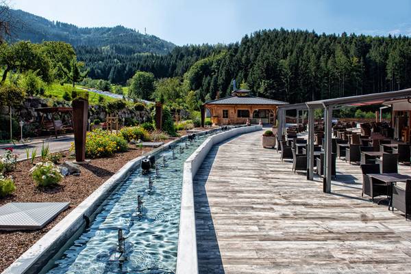 Auf der neuen 1.500 m2 großen Panorama-Natursteinterrasse des Elztalhotel im Schwarzwald feierte die neue CLArin von Aschl Premiere. CLArin Typ S15 ist durch den Edelstahl-Sichtstegrahmen besonders elegant und leicht zu reinigen.