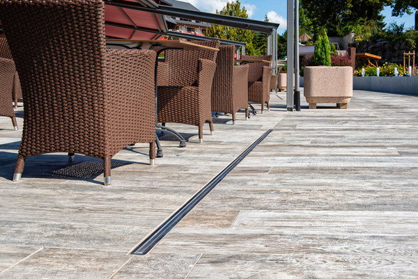 Eleganz in Edelstahl: Die neue Terrassenrinne CLArin Typ S15 eignet sich für Hotels und Schwimmbäder, die auf eine elegante Linienentwässerung setzen, aber nicht auf eine einfache Reinigung verzichten möchten. 