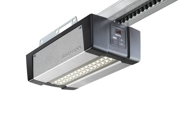 Die drei neuen Antriebe (hier: SupraMatic P4) verfügen über eine energiesparende LED-Beleuchtung, die die Garage beim Ein- und Ausfahren ausleuchtet. 