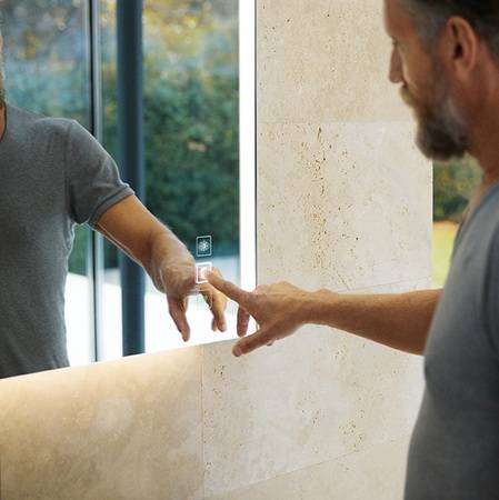 Auf der Spiegeloberfläche befindet sich das Bedienfeld für Hauptlicht, Ambilight und Spiegelheizung sowie Farblichtwechsel: Bei einer Lichtstärke von mehr als 300 Lux kann die Lichtfarbe stufenlos von 2700 (Warmlicht) bis 6500 Kelvin eingestellt werden.