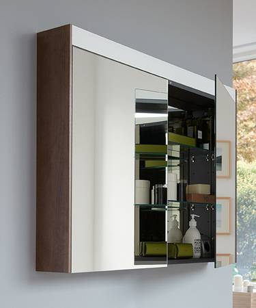 Beim Brioso Spiegelschrank sind die seitlich angebrachten Korpusblenden passend zur Oberflächenfarbe der Möbel bestellbar.