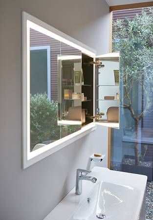 Als Einbauversion bietet der L-cube Spiegelschrank ein filigranes Gesamtbild. Hinter den beidseitig verspiegelten Türen befindet sich sogar eine innenliegende Steckdose.