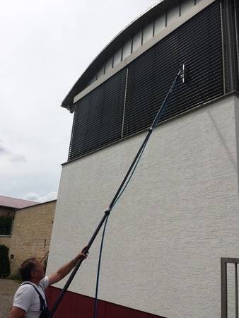 QLEEN Reinwasser-Lamellenreiniger im Reinigungseinsatz. QLEEN Reinwasser-Lamellenreiniger im Reinigungseinsatz.