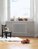 Im Elektrobetrieb ist Zehnder Charleston in 6 Baulängen zur Befestigung an der Wand erhältlich. Zudem gibt es ein Modell mit Standkonsolen, welches sich optimal für die Montage in Wintergärten oder unter Fenstern mit niedriger Brüstung eignet.