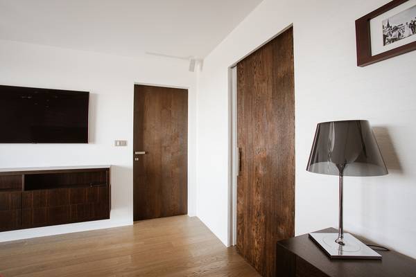 Das Schiebetürsystem Belport ist komplett in der Wand verbaut, sodass nur das Türblatt sichtbar ist.