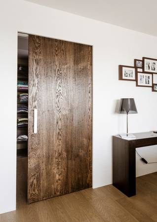 Dank der durchdachten Technik ist die Schiebetür oben in der Laufschiene eingehängt und gleitet einfach in die Wandtasche.