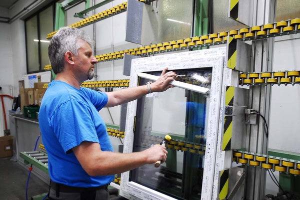 Ein Mitarbeiter der Fa. therma bei der Verglasung des leichten Dreifach-Isolierglases.