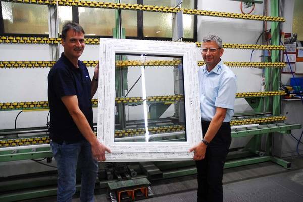 Andrew Horn (Fertigungsleiter Fa. therma Fensterbau GmbH Standort Bad Steben) und Stephan Horn (Geschäftsführer Fa. therma Fensterbau GmbH).