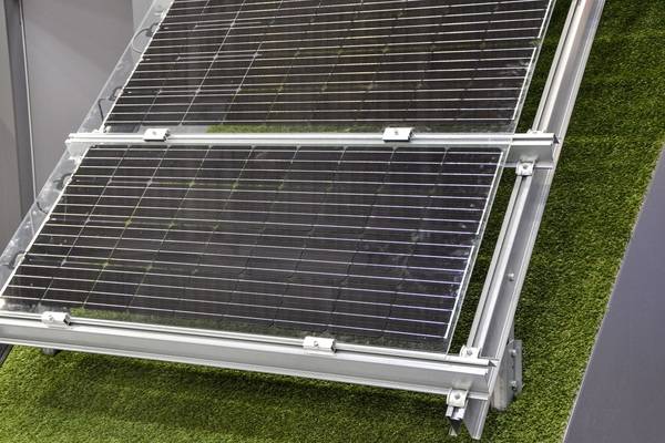 Dieses Beispiel zeigt die Lösung von Mounting Systems für bifaziale Module. Dieses Beispiel zeigt die Lösung von Mounting Systems für bifaziale Module.