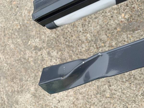 Der Test mit der Sicherheitslast Fs schafft eine komplette Verdrehung des Tragrohres um fast 90°. Eine starke Windböe würde das Material innerhalb einer Sekunde verformen.