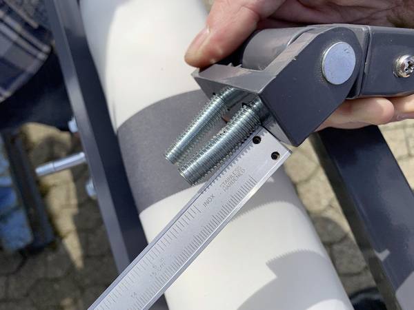 Nach den Tests konnte eine starke Verformung der Schraubbolzen am Oberarmgelenk festgestellt werden, was eine weitere Nutzung der Markise unmöglich macht.