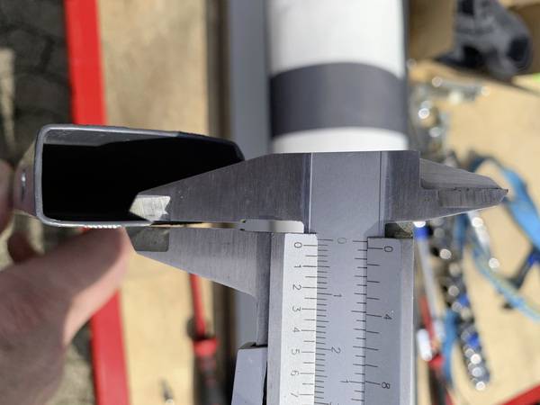 19kg Gesamtgewicht der 3 x 2,5m großen Markise müssen irgendwo herkommen. Materialdicken von 1,08mm wie hier beim Unterarm schaffen da schnell Klarheit.