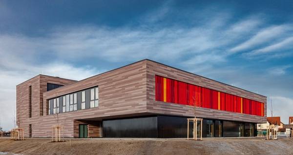 Die Berufsfachschule für Musik konnte im Februar 2019 in ein neues Schulgebäude umziehen, das sie sich mit der Fachakademie für Sozialpädagogik teilt. 