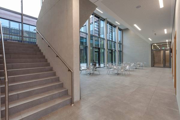 In den Fluren und Übergangsbereichen der Schule kam die Installationslösung "x-net connect plus" zum Einsatz.