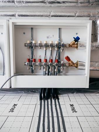 Im ersten Schritt der Flächenheizungsinstallation erfolgte die Verlegung der "x-net C12"-Tackerplatten in den Schulräumen ...