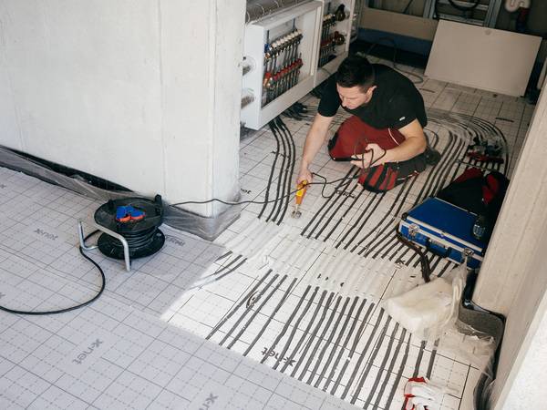 Die Rohrkanäle können schnell und einfach mit dem "x-net"-Heißschneider "connect" ausgeschnitten werden. (Im Bild: "x-net"-Heißschneider mit einfacher Schneidespitze.)