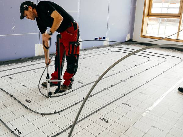 Die durchlaufenden Zuleitungen vom Verteiler in die jeweiligen Räume wurden mit Hilfe des "x-net"-Heißschneiders "connect" in die Systemplatten "x-net connect base" eingelassen und somit gezielt unter dem Estrich hindurchgeführt.