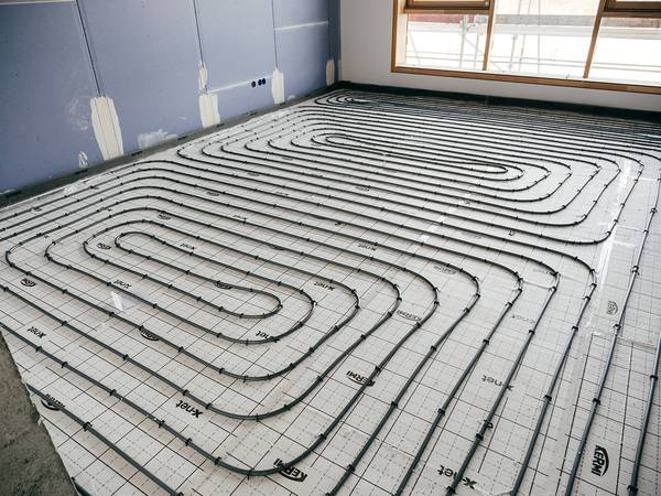 Anschließend erfolgte die Montage der einzelnen Heizkreise in den Räumen.