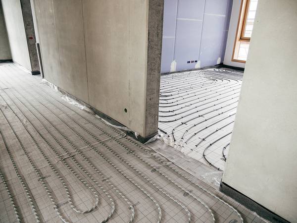 Somit wird eine optimale Dämmung erreicht und die nach EnEV vorgeschriebene Einzelraumregelung bei Räumen größer 6 m² auch in den Fluren und Übergangsbereichen erfüllt.