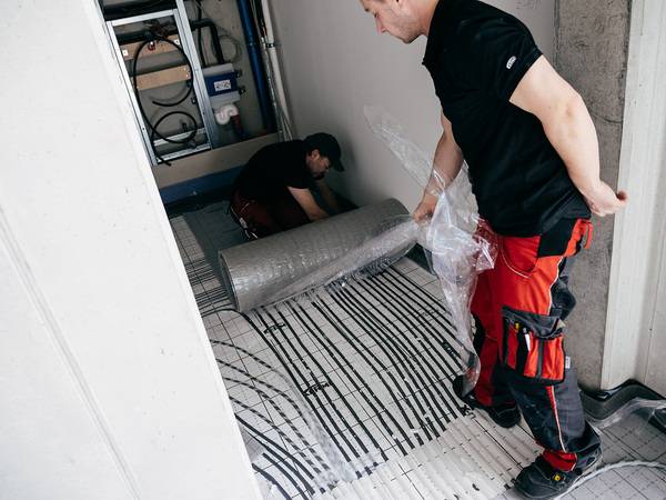 Um aufgrund der zahlreichen Rohrleitung in den Anschlussräumen eine optimale Dämmung zu gewährleisten, wurden in diesem Bereich die Klettrohre der Heizkreis in den Fluren – analog zu den Raum-Zuleitungen – in die "x-net connect base"-Systemplatte eingelas