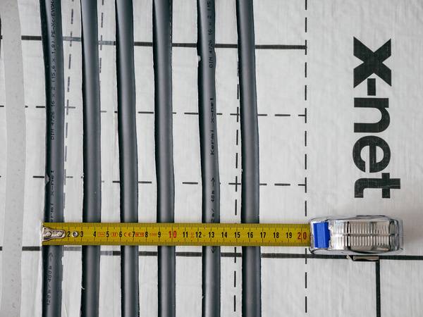 Der erhöhte Trittschallschutz des "x-net connect plus"-Systems ist auch bei enger Anordnung der durchlaufenden Zuleitungen vollumfänglich gegeben.