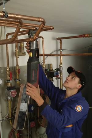 Dichtheitsprüfungen von Rohrleitungs-installationen sind ein Muss auf jeder Baustelle. Erleichtert werden diese Arbeiten durch entsprechende Rohrleitungssysteme, hier Kupferrohr, mit Pressverbindern mit einer Zwangsundichtheit im unverpressten Zustand.