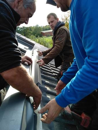 Das sorgfältige Anarbeiten und um das Dachfenster ist eine wesentliche Aufgabe bei der Montage.