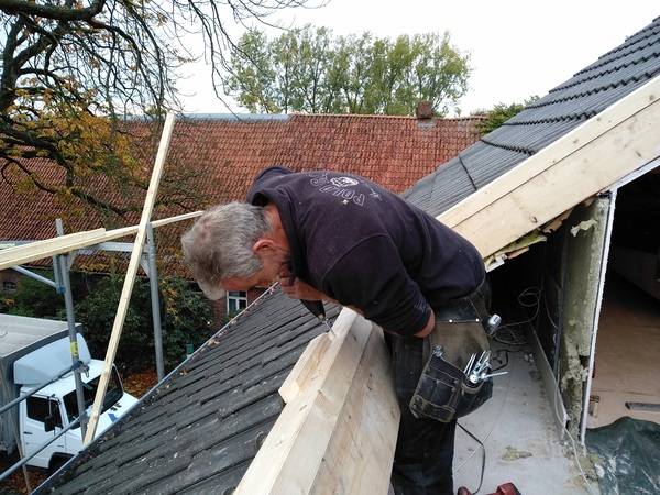 Auf dem am Vortag eingebauten Wechsel wurde der Aufbaurahmen von den Mitarbeitern der Georgsmarienhütter Dachdeckerei "George – Das Dach mit Kopf" installiert. Lutz Wittenbecher zieht die Schrauben an.