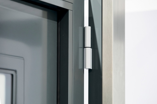 Konzipiert wurde das klemmbare Rollenband „Roto Solid B | 130 R“ für nach innen und außen öffnende Haus-, Nebeneingangs- und Fenstertüren sowie für Fluchttüren. Es ist DIN links und DIN rechts verwendbar.