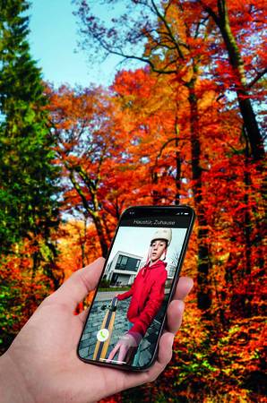 Via Schüco App lässt sich auch unterwegs die Tür öffnen und mit einer Person vor der Tür kommunizieren