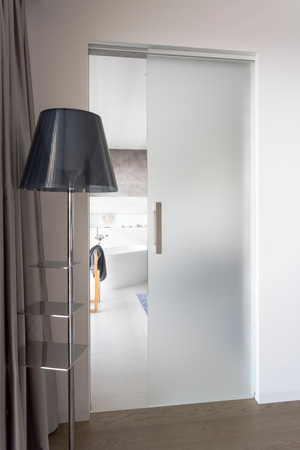 Das Bad wird mit der neuen Technik für Schiebetürsysteme automatisch geschlossen. 