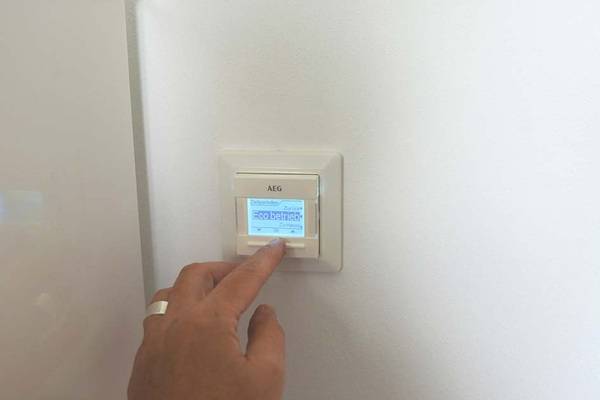 Der Komfortregler von AEG Haustechnik stellt die bedarfsgerechte Wärmeanforderung sicher.