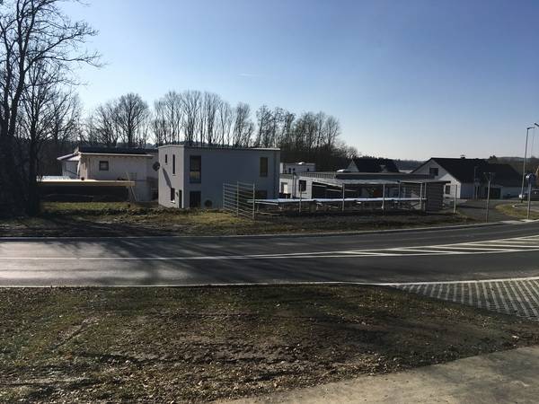 Ein 43-qm-Röhrenkollektorfeld unterstützt den Vorlauf.