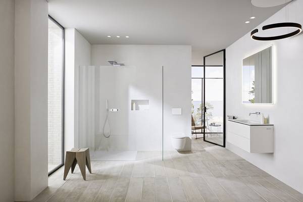 Das Badkonzept Geberit ONE definiert die Bereiche hinter und vor der Wand als Einheit neu. Die voll integrierten Lösungen umfassen nun auch den Duschbereich mit rahmenloser Duschtrennwand und Nischenablagebox – hier im Querformat.