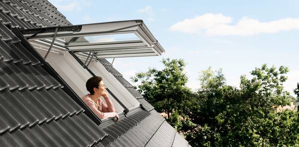 Mit Velux Active und dem neuen elektrischen Klapp-Schwing-Fenster ist das Öffnen des Fensters über die vollen 45 Grad in jeder Positionierung und Raumsituation durch die elektrische Steuerung möglich.
