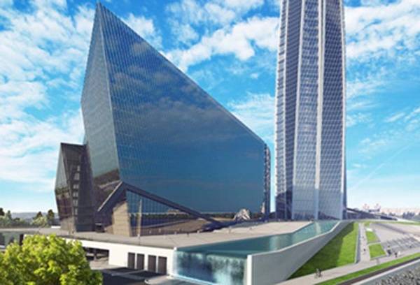 Im Gesamtkomplex wirkt der Eingangsbereich auf der Ecke fast klein. Tatsächlich reicht schon dieser Gebäudeteil nahezu bis zur Hochhausgrenze.