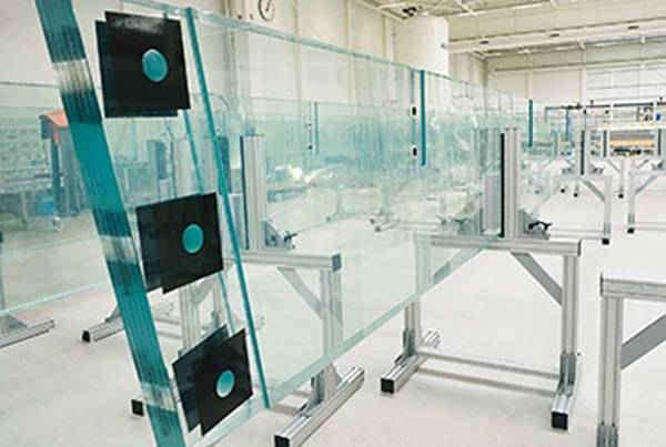 Die Glasfins wurden hochpräzise bearbeitet, um die Glasfassaden an ihnen sicher befestigten zu können. Die Glasfins wurden hochpräzise bearbeitet, um die Glasfassaden an ihnen sicher befestigten zu können.