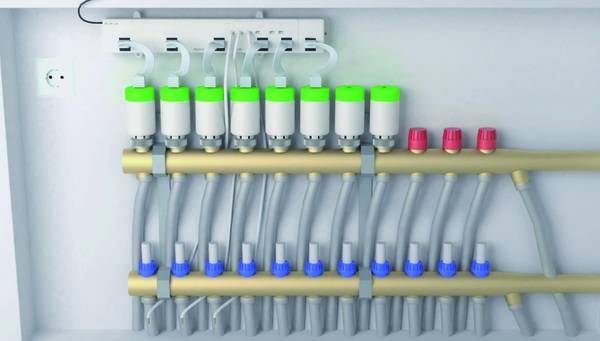 Die Verbindung zwischen den Ports an den Funk-Fußbodenheizungsleisten Hera+ und den Stellantrieben wird per Patch Kabel RJ11 hergestellt. Im Stellantrieb ist ein Schrittmotor integriert. Er teilt den Hub in bis zu 1000 Schritte ein.  Die Verbindung zwischen den Ports an den Funk-Fußbodenheizungsleisten Hera+ und den Stellantrieben wird per Patch Kabel RJ11 hergestellt. Im Stellantrieb ist ein Schrittmotor integriert. Er teilt den Hub in bis zu 1000 Schritte ein.