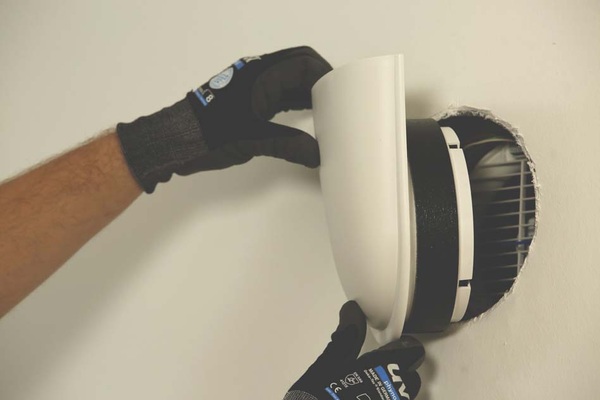 Innenblende einsetzen: Zu guter Letzt wird die Innenblende in das Montagerohr gesteckt. Die Öffnung der Blende (Luftauslass) zeigt, gegenteilig zur Außenblende, nach oben.